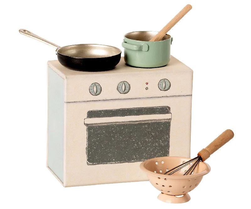 Exquisite Craftsmanship Maileg Cooking Set