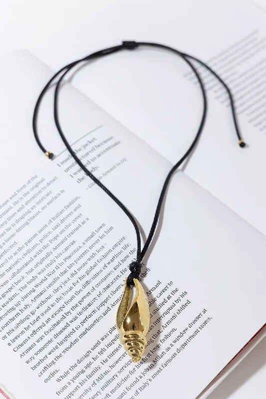 Fashion And Simplicity GOLD PLATED CONCH LEATHER NECKLACE