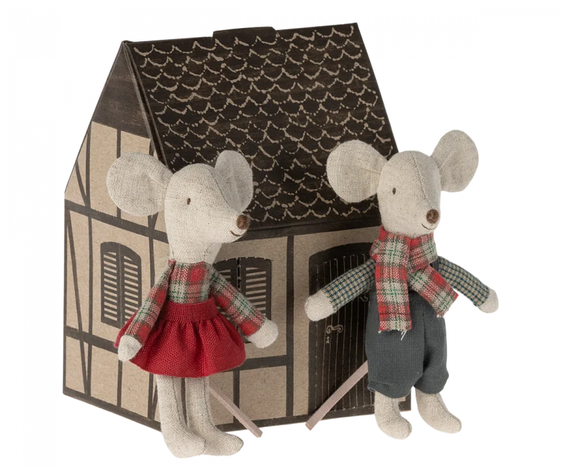Minimal Classic Maileg Winter Twin Mice in a House